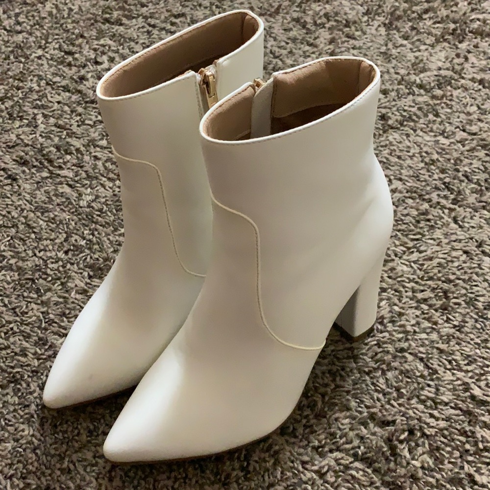 IDIFU women’s fashion ankle boot white chunky heels
